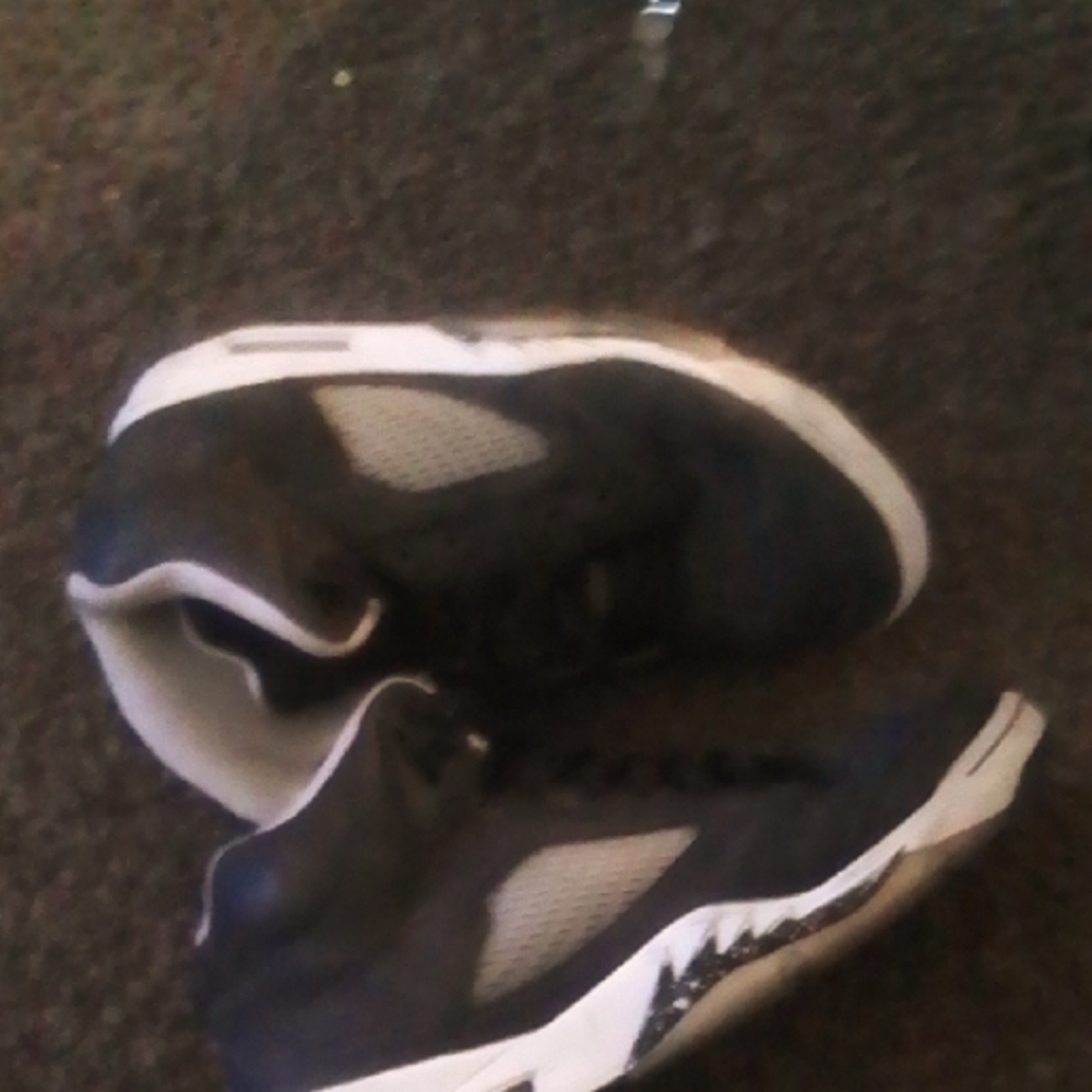 Black and White Mens Jordans 8.5